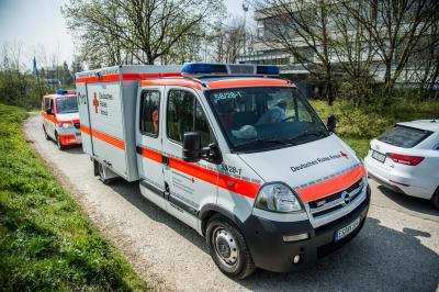 Kirchheim: Grossalarm in Gymnasium - bis zu 70 Verletzte Schueler nach moeglichem Chemieunfall - Grosseinsatz der Rettungskraefte